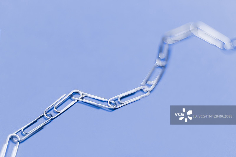 回形针折线图：金融市场、比特币和以太坊等加密货币或区块链技术图片素材