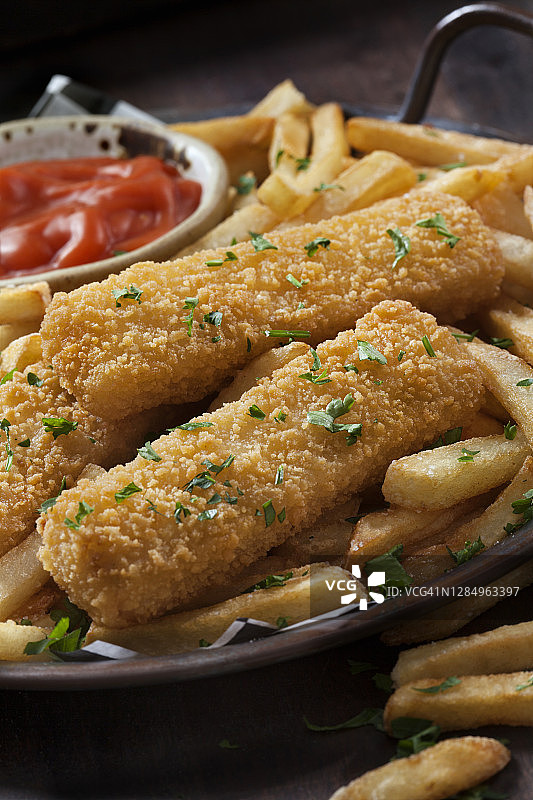 香脆炸鱼条和薯条配番茄酱图片素材