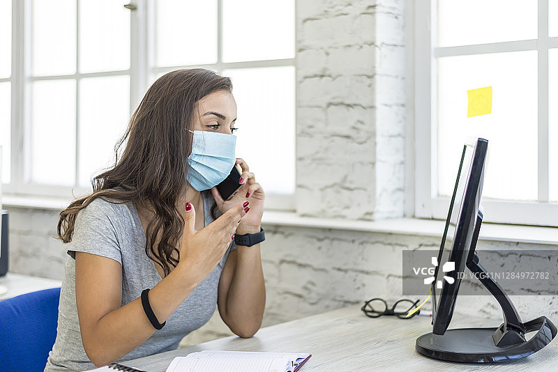 因新冠疫情戴口罩的年轻女子图片素材