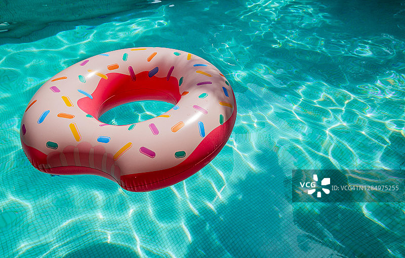 夏季晴天泳池浮具图片素材