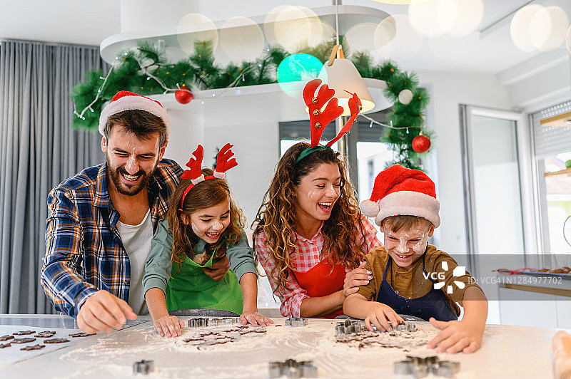 一家人一起制作圣诞饼干的乐趣图片素材