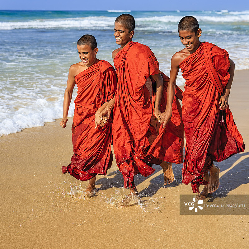 斯里兰卡青年佛教僧侣在海滩上行走图片素材