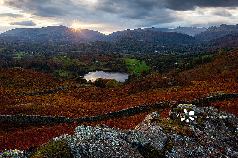太阳星芒，劳里格潭，安布尔赛德，湖区，坎布里亚，英格兰图片素材