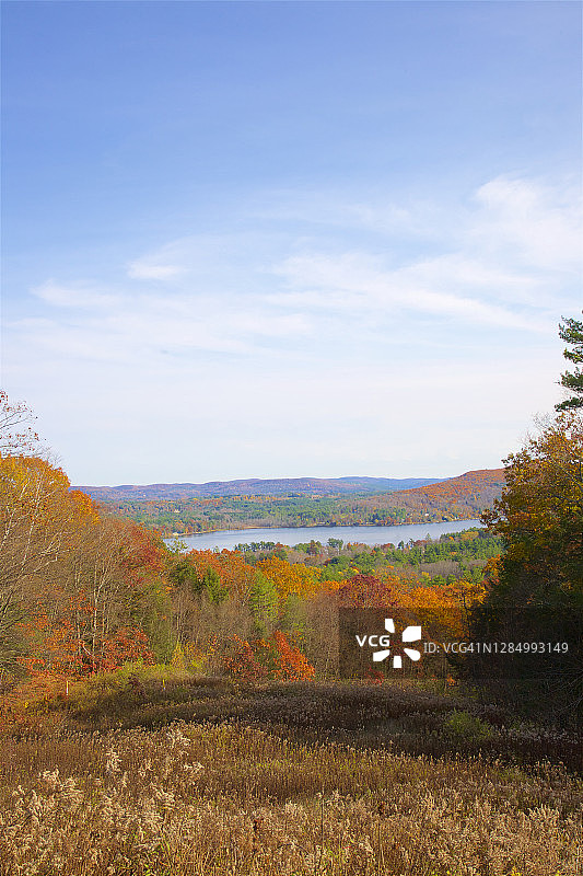 从奥利维亚观景台眺望秋季的莱诺克斯图片素材