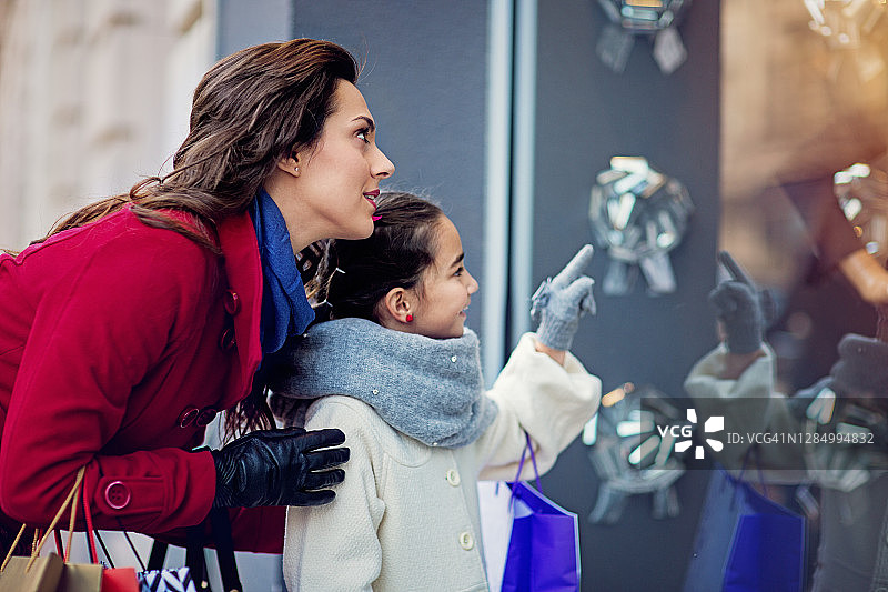 圣诞节，母女在橱窗前图片素材