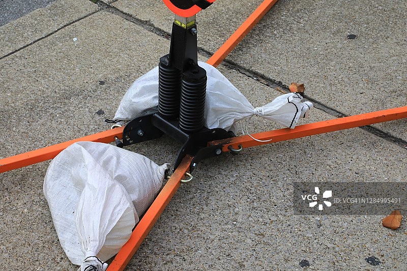 沙袋固定临时路标底部图片素材