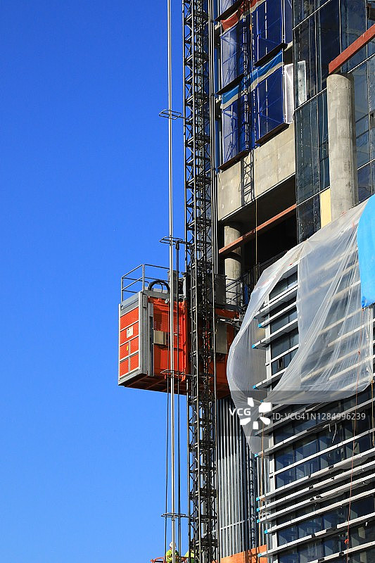新建筑工地上的临时电梯图片素材