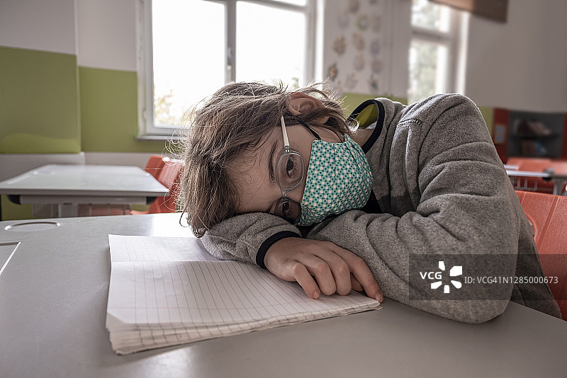 戴口罩在学校学习的儿童图片素材