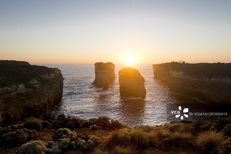 澳大利亚大洋路日落时的汤姆和伊娃岩层图片素材