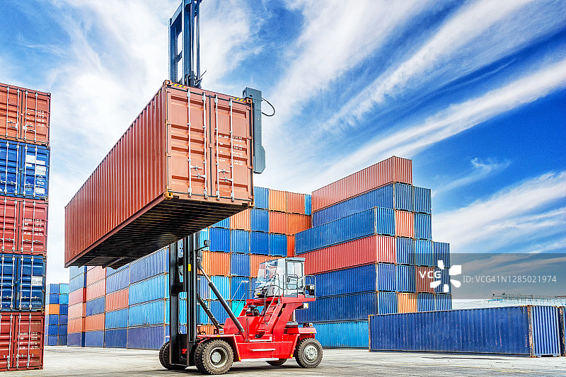 起重机在堆场吊起集装箱图片素材