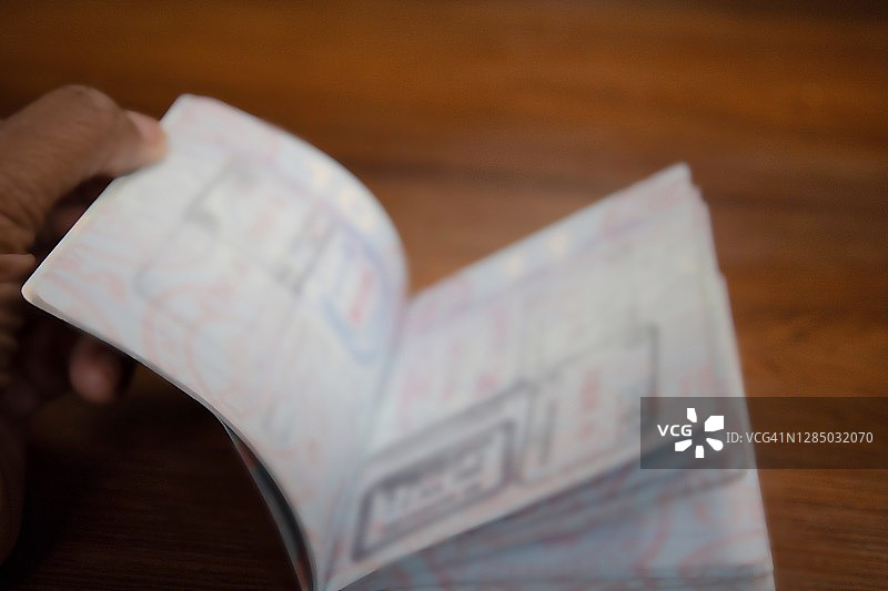 翻看护照的非裔美国妇女图片素材