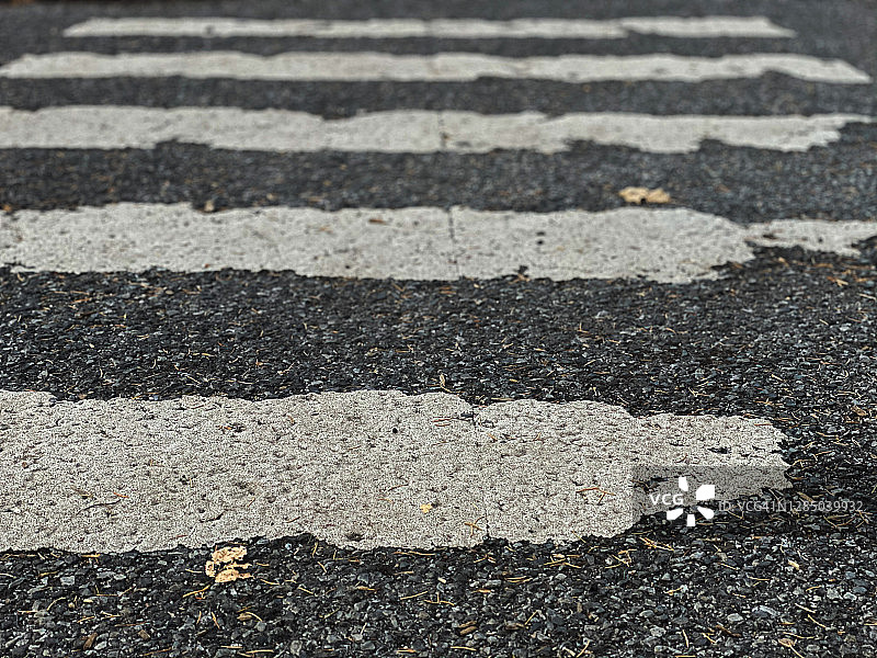 道路上的条纹人行横道区域图片素材