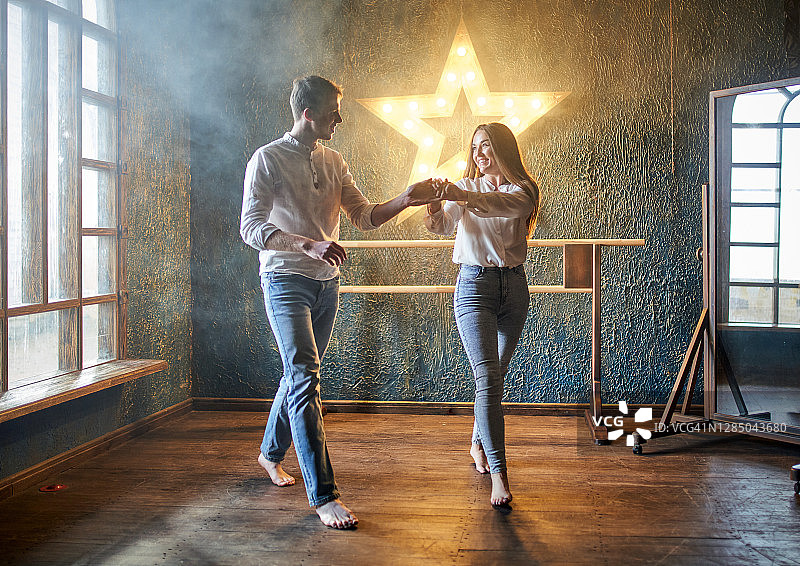 舞蹈老师教男人跳拉丁舞图片素材