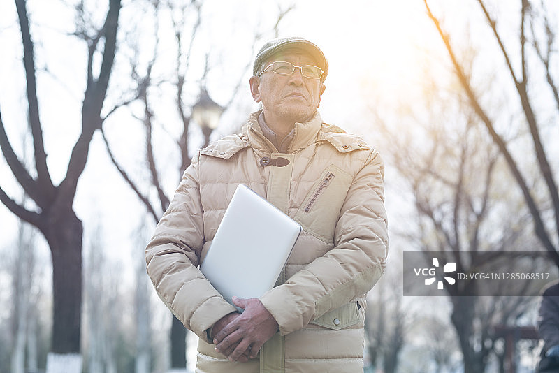在城市生活的亚洲男人图片素材