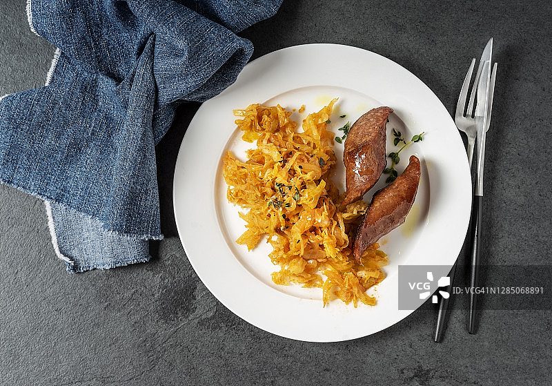 黑背景盘子里的香肠炖白菜图片素材