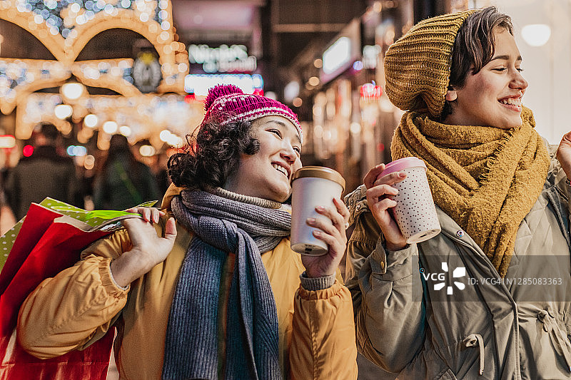 圣诞购物中两位兴奋的女性朋友的特写图片素材