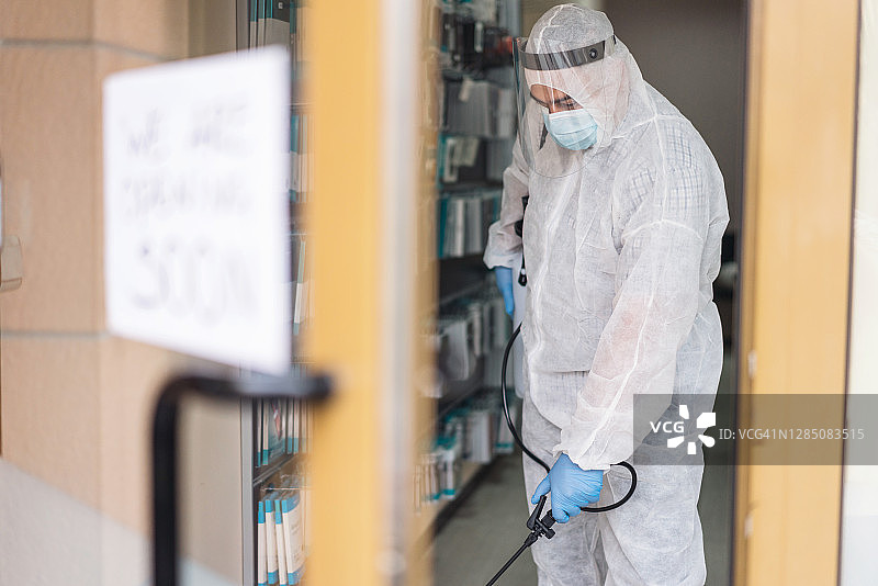 卫生工作者对办公室进行消毒图片素材