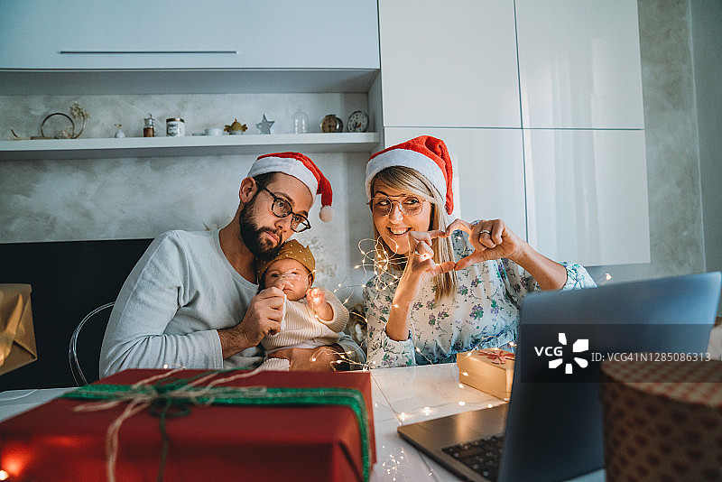 全家通过视频电话一起庆祝圣诞节图片素材