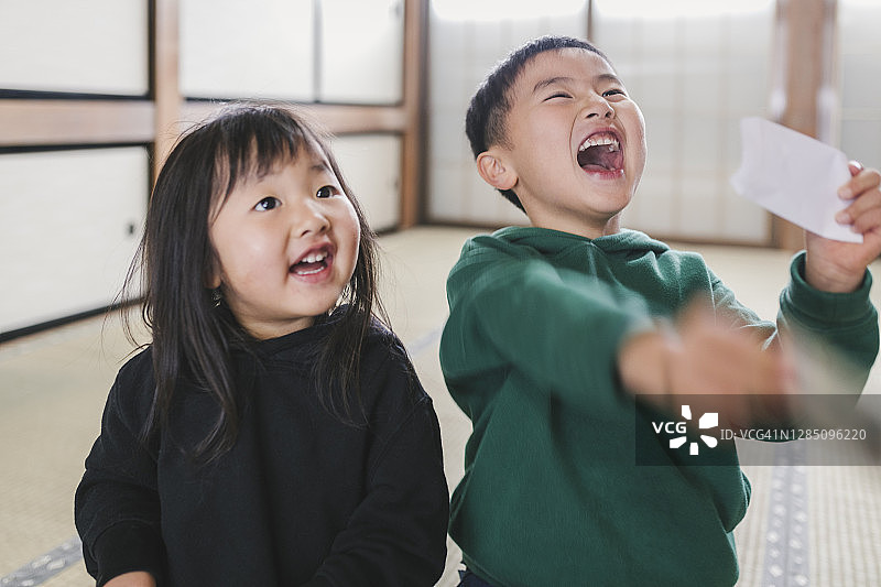 日本儿童收到压岁钱，新年时收到的礼物图片素材
