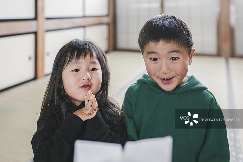 日本儿童收到压岁钱，新年时收到的礼物图片素材