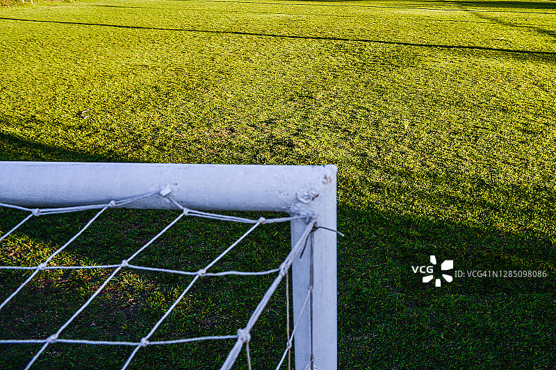 球门网与绿色足球场图片素材