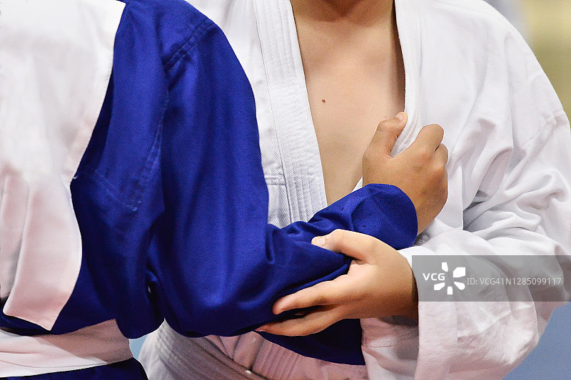 柔道运动员对打图片素材