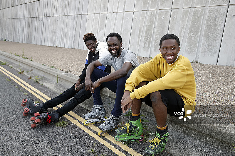 一群欢笑放松的男性滑板运动员图片素材