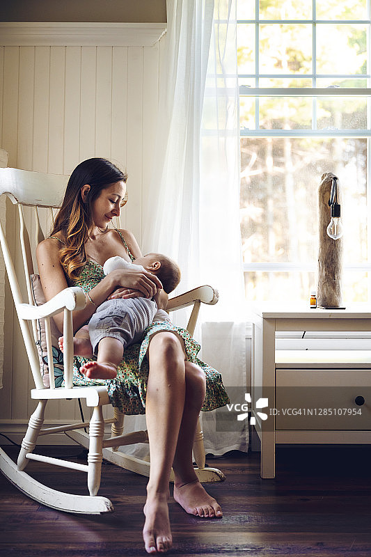 母亲给孩子喂奶图片素材