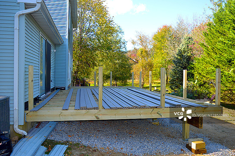 独栋住宅新甲板安装图片素材