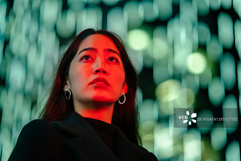 霓虹灯下的年轻女子夜景肖像图片素材