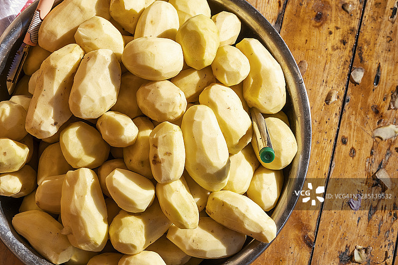 木地板上的土豆特写图片素材