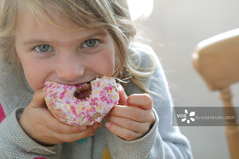 吃甜甜圈的年轻女孩图片素材