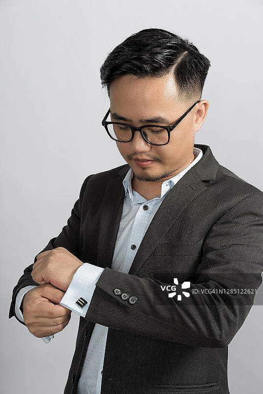 西装革履的亚洲男士在整理图片素材