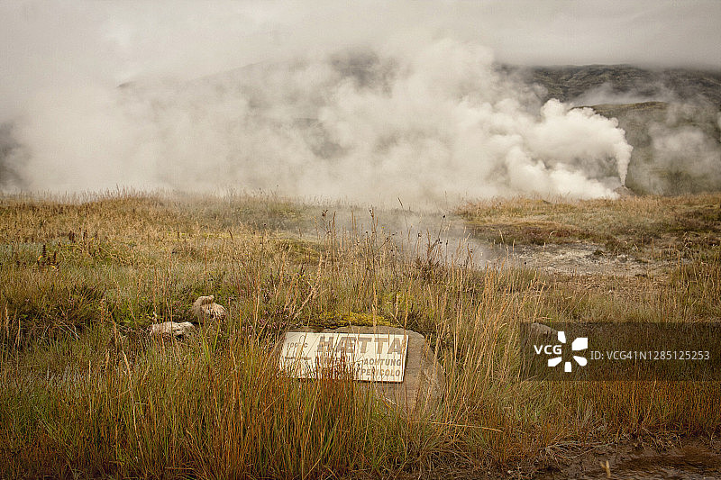 Strokkur间歇泉：冰岛黄金圈热门景点图片素材