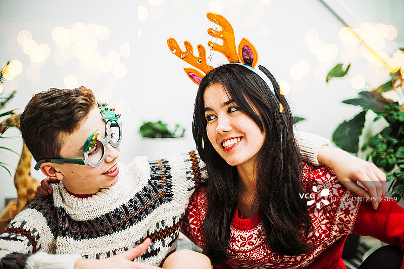 姐弟戴着驯鹿角和滑稽眼镜庆祝圣诞节图片素材