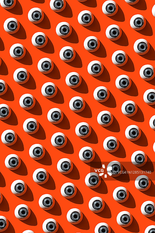 红色背景上的重复眼睛图案图片素材