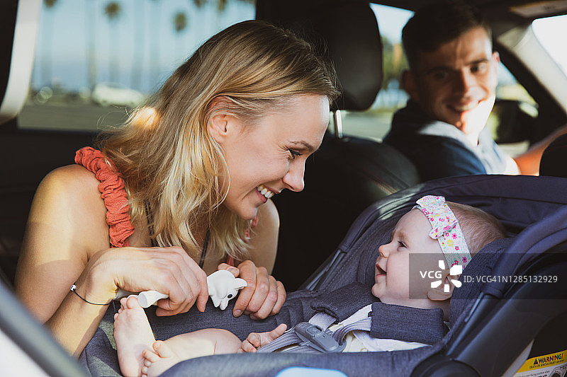 带着女婴的快乐年轻家庭图片素材