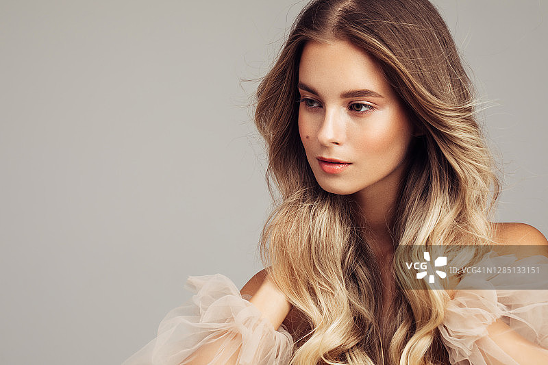 妆容精致，金色发型的年轻美女图片素材