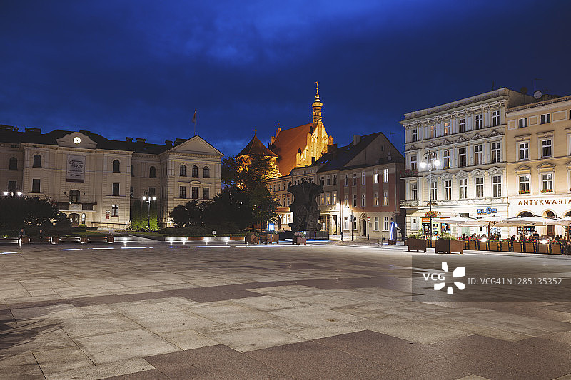 夜幕下的波兰比得哥什建筑图片素材