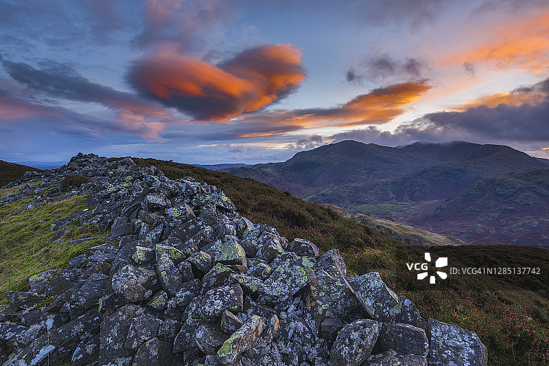 林格莫尔的荚状云日落，英国湖区国家公园图片素材