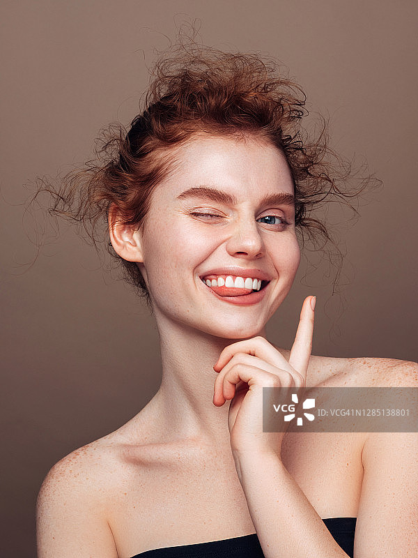 脸上涂着剃须泡沫的快乐红发女孩肖像图片素材