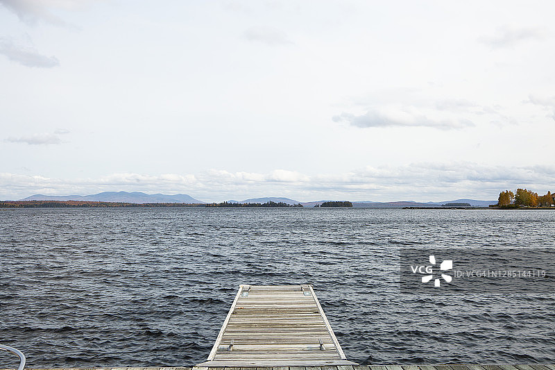 缅因州多云天气下伸入大湖的浮动码头图片素材