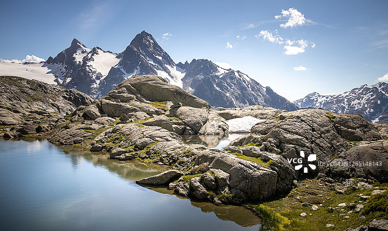 吕伊托尔峰附近景色图片素材