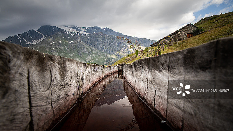 山间饮水槽图片素材
