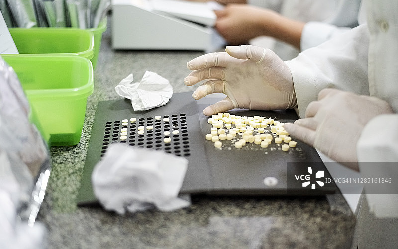 手工准备药丸图片素材