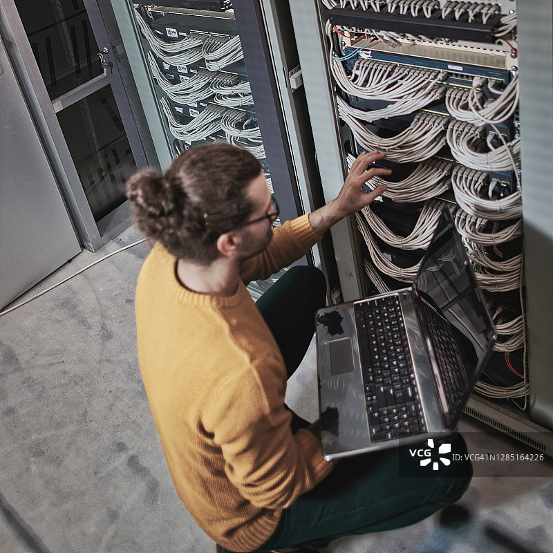 IT工作人员检查服务器图片素材