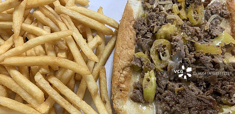 费城牛肉芝士三明治和炸薯条图片素材