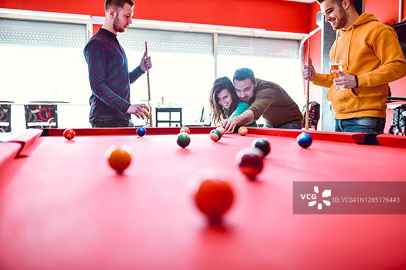 男人帮助女朋友瞄准，一起打斯诺克图片素材