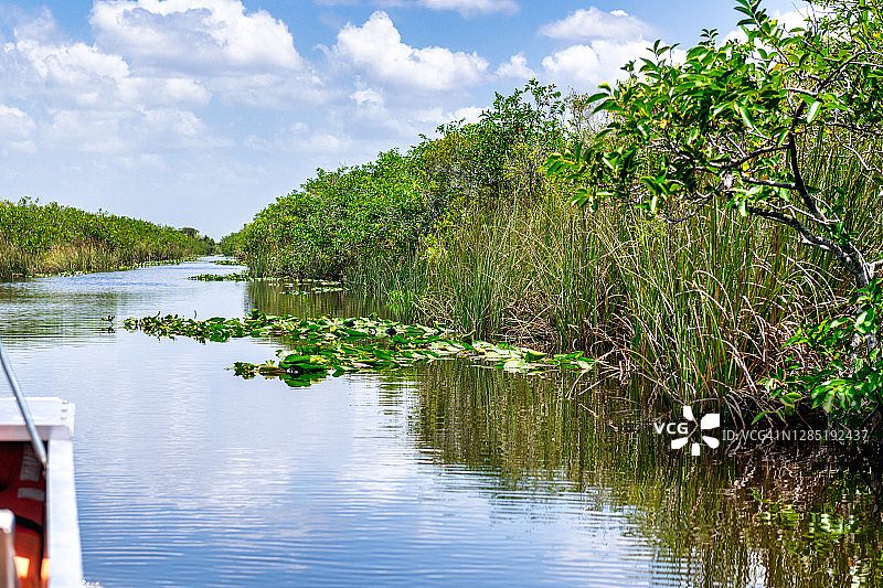 美国佛罗里达州大沼泽地运河的游船图片素材