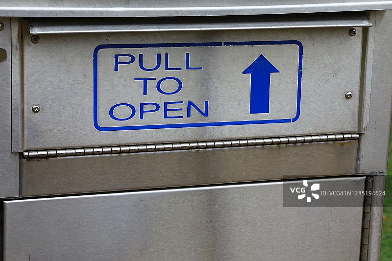 图书馆外的还书箱图片素材